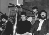 Csutak István fejlesztéspolitikai szakértő ‘93-ban sem hagyta otthon a gitárját. Mellette Mircea Dinescu és Szőcs Géza költők. (1993)